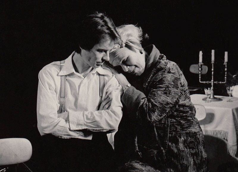 File:Kreen, Toomas (Jim O’Connor – Toomas Kreen, Amanda Wingfield – Kitty Eller. Williamsi „Klaasist loomaaed”. Rakvere Teater, 1989, erakogu).jpg